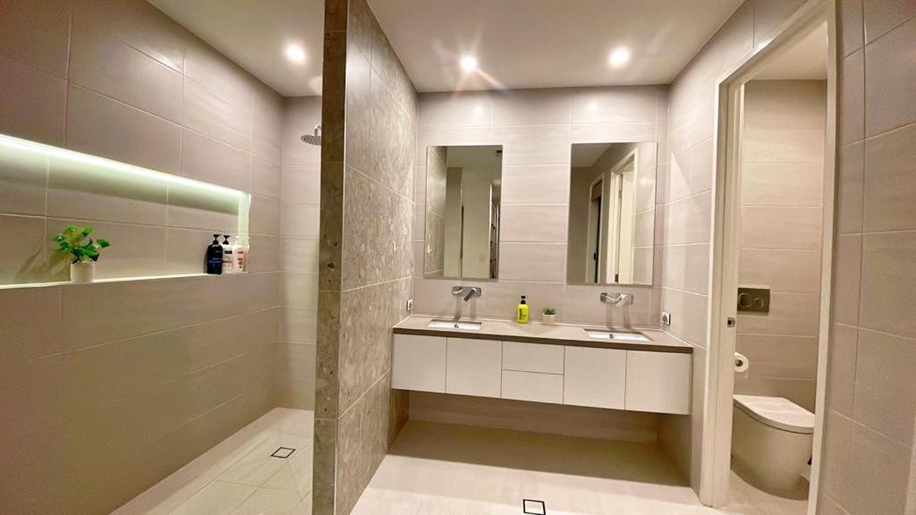 Homestay Grand Residences Near Helensvale Train
